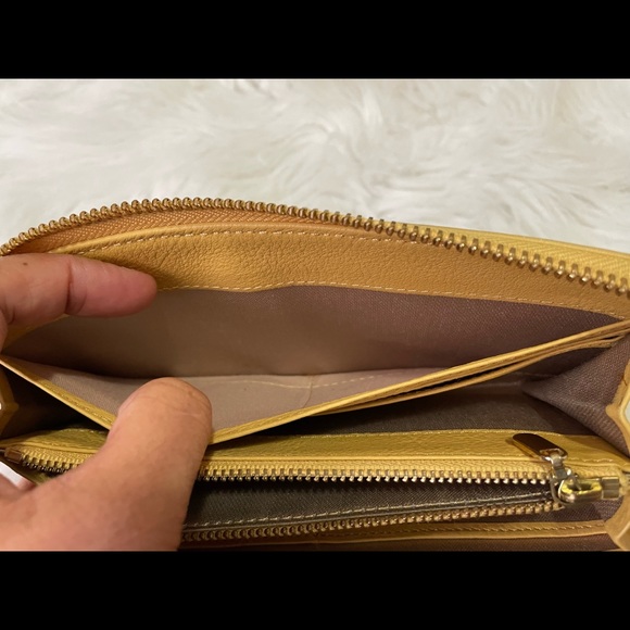 Authentic BURBERRY long zip wallet🌸🦋 - Picture 14 of 16